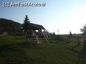 [P08] Leagane/balansoare din curtea Pensiunii Edera. Foto realizata dintr-unul dintre foisoare.  » foto by HFbraila
 - 
<span class="allrVoted glyphicon glyphicon-heart hidden" id="av789056"></span>
<a class="m-l-10 hidden" id="sv789056" onclick="voting_Foto_DelVot(,789056,15609)" role="button">șterge vot <span class="glyphicon glyphicon-remove"></span></a>
<a id="v9789056" class=" c-red"  onclick="voting_Foto_SetVot(789056)" role="button"><span class="glyphicon glyphicon-heart-empty"></span> <b>LIKE</b> = Votează poza</a> <img class="hidden"  id="f789056W9" src="/imagini/loader.gif" border="0" /><span class="AjErrMes hidden" id="e789056ErM"></span>