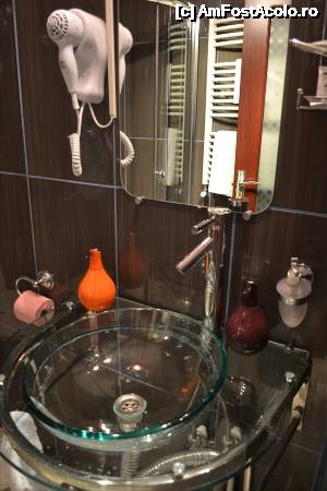 [P05] Chiuveta, uscator de par, ceva consumabile etc. Ok.  » foto by TraianS
 - 
<span class="allrVoted glyphicon glyphicon-heart hidden" id="av482494"></span>
<a class="m-l-10 hidden" id="sv482494" onclick="voting_Foto_DelVot(,482494,15721)" role="button">șterge vot <span class="glyphicon glyphicon-remove"></span></a>
<a id="v9482494" class=" c-red"  onclick="voting_Foto_SetVot(482494)" role="button"><span class="glyphicon glyphicon-heart-empty"></span> <b>LIKE</b> = Votează poza</a> <img class="hidden"  id="f482494W9" src="/imagini/loader.gif" border="0" /><span class="AjErrMes hidden" id="e482494ErM"></span>