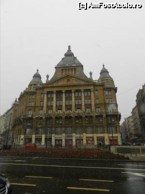 [P01] Blocul in care se afla garsonierele Paprika, e in dreapta acestei cladiri din Deák Ferenc tér.  » foto by TraianS
 - 
<span class="allrVoted glyphicon glyphicon-heart hidden" id="av482824"></span>
<a class="m-l-10 hidden" id="sv482824" onclick="voting_Foto_DelVot(,482824,15735)" role="button">șterge vot <span class="glyphicon glyphicon-remove"></span></a>
<a id="v9482824" class=" c-red"  onclick="voting_Foto_SetVot(482824)" role="button"><span class="glyphicon glyphicon-heart-empty"></span> <b>LIKE</b> = Votează poza</a> <img class="hidden"  id="f482824W9" src="/imagini/loader.gif" border="0" /><span class="AjErrMes hidden" id="e482824ErM"></span>