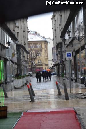 [P01] De la statia de metrou Ferenciek tere, se urca putin inspre nord, iar apoi se face dreapta pe aceasta strada pietonala. Hotelul e imediat la dreapta.  » foto by TraianS
 - 
<span class="allrVoted glyphicon glyphicon-heart hidden" id="av482859"></span>
<a class="m-l-10 hidden" id="sv482859" onclick="voting_Foto_DelVot(,482859,15739)" role="button">șterge vot <span class="glyphicon glyphicon-remove"></span></a>
<a id="v9482859" class=" c-red"  onclick="voting_Foto_SetVot(482859)" role="button"><span class="glyphicon glyphicon-heart-empty"></span> <b>LIKE</b> = Votează poza</a> <img class="hidden"  id="f482859W9" src="/imagini/loader.gif" border="0" /><span class="AjErrMes hidden" id="e482859ErM"></span>