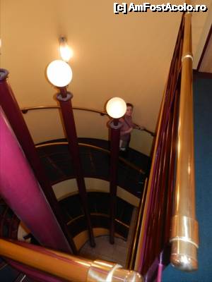 [P10] Scarile. Hotelul nu are lift.  » foto by TraianS
 - 
<span class="allrVoted glyphicon glyphicon-heart hidden" id="av482875"></span>
<a class="m-l-10 hidden" id="sv482875" onclick="voting_Foto_DelVot(,482875,15739)" role="button">șterge vot <span class="glyphicon glyphicon-remove"></span></a>
<a id="v9482875" class=" c-red"  onclick="voting_Foto_SetVot(482875)" role="button"><span class="glyphicon glyphicon-heart-empty"></span> <b>LIKE</b> = Votează poza</a> <img class="hidden"  id="f482875W9" src="/imagini/loader.gif" border="0" /><span class="AjErrMes hidden" id="e482875ErM"></span>