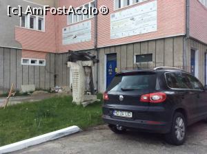 [P49] Petrosani - la urcare remarcasem aceasta statuie care reprezinta un om cu grumajul pe un asa zis esafod, interesanta idee, insa nu stiu exact ce vrea sa spuna, este langa facultate si va puteti eventual imagina » foto by mishu
 - 
<span class="allrVoted glyphicon glyphicon-heart hidden" id="av853431"></span>
<a class="m-l-10 hidden" id="sv853431" onclick="voting_Foto_DelVot(,853431,15838)" role="button">șterge vot <span class="glyphicon glyphicon-remove"></span></a>
<a id="v9853431" class=" c-red"  onclick="voting_Foto_SetVot(853431)" role="button"><span class="glyphicon glyphicon-heart-empty"></span> <b>LIKE</b> = Votează poza</a> <img class="hidden"  id="f853431W9" src="/imagini/loader.gif" border="0" /><span class="AjErrMes hidden" id="e853431ErM"></span>