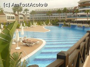 [P01] o parte a piscinei principale iar in plan indepartat cladirea principala a resortului si in stanga camerele cu acces direct in piscina care nu se vede in aceasta imagine. » foto by unchesu
 - 
<span class="allrVoted glyphicon glyphicon-heart hidden" id="av738499"></span>
<a class="m-l-10 hidden" id="sv738499" onclick="voting_Foto_DelVot(,738499,15940)" role="button">șterge vot <span class="glyphicon glyphicon-remove"></span></a>
<a id="v9738499" class=" c-red"  onclick="voting_Foto_SetVot(738499)" role="button"><span class="glyphicon glyphicon-heart-empty"></span> <b>LIKE</b> = Votează poza</a> <img class="hidden"  id="f738499W9" src="/imagini/loader.gif" border="0" /><span class="AjErrMes hidden" id="e738499ErM"></span>