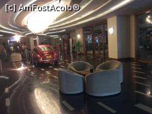 [P14] Poza din holul hotelului, parter, unde sunt restaurantul japonez, italienesc si cafeneaua-cofetarie cu prajituri delicioase servite dupa ora 15.00, cu multe canapele, fotolii, scaune foarte confortabile si mese.  » foto by MarinelaC
 - 
<span class="allrVoted glyphicon glyphicon-heart hidden" id="av973928"></span>
<a class="m-l-10 hidden" id="sv973928" onclick="voting_Foto_DelVot(,973928,15940)" role="button">șterge vot <span class="glyphicon glyphicon-remove"></span></a>
<a id="v9973928" class=" c-red"  onclick="voting_Foto_SetVot(973928)" role="button"><span class="glyphicon glyphicon-heart-empty"></span> <b>LIKE</b> = Votează poza</a> <img class="hidden"  id="f973928W9" src="/imagini/loader.gif" border="0" /><span class="AjErrMes hidden" id="e973928ErM"></span>