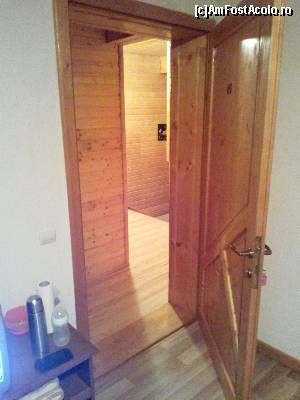 [P03] Pensiunea Adela - intrarea în cameră, se vede și holul de la etaj din lemn » foto by danoradea
 - 
<span class="allrVoted glyphicon glyphicon-heart hidden" id="av578336"></span>
<a class="m-l-10 hidden" id="sv578336" onclick="voting_Foto_DelVot(,578336,16143)" role="button">șterge vot <span class="glyphicon glyphicon-remove"></span></a>
<a id="v9578336" class=" c-red"  onclick="voting_Foto_SetVot(578336)" role="button"><span class="glyphicon glyphicon-heart-empty"></span> <b>LIKE</b> = Votează poza</a> <img class="hidden"  id="f578336W9" src="/imagini/loader.gif" border="0" /><span class="AjErrMes hidden" id="e578336ErM"></span>