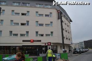 [P07] Cum iesiti din gara, se vede Hotelul Ibis (cel cu pernuta rosie), intrarea la Ibis Budget, e pe colt, in dreapta (pernuta albastra).  » foto by TraianS
 - 
<span class="allrVoted glyphicon glyphicon-heart hidden" id="av498475"></span>
<a class="m-l-10 hidden" id="sv498475" onclick="voting_Foto_DelVot(,498475,16149)" role="button">șterge vot <span class="glyphicon glyphicon-remove"></span></a>
<a id="v9498475" class=" c-red"  onclick="voting_Foto_SetVot(498475)" role="button"><span class="glyphicon glyphicon-heart-empty"></span> <b>LIKE</b> = Votează poza</a> <img class="hidden"  id="f498475W9" src="/imagini/loader.gif" border="0" /><span class="AjErrMes hidden" id="e498475ErM"></span>