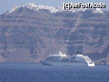 [P02] Santorini de aproape: pe culmea abruptului este orasul Fira, capitala insulei. » foto by argemi*
 - 
<span class="allrVoted glyphicon glyphicon-heart hidden" id="av264271"></span>
<a class="m-l-10 hidden" id="sv264271" onclick="voting_Foto_DelVot(,264271,16213)" role="button">șterge vot <span class="glyphicon glyphicon-remove"></span></a>
<a id="v9264271" class=" c-red"  onclick="voting_Foto_SetVot(264271)" role="button"><span class="glyphicon glyphicon-heart-empty"></span> <b>LIKE</b> = Votează poza</a> <img class="hidden"  id="f264271W9" src="/imagini/loader.gif" border="0" /><span class="AjErrMes hidden" id="e264271ErM"></span>