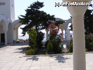 [P20] Curtea bisericii din Thira » foto by corinka
 - 
<span class="allrVoted glyphicon glyphicon-heart hidden" id="av456964"></span>
<a class="m-l-10 hidden" id="sv456964" onclick="voting_Foto_DelVot(,456964,16213)" role="button">șterge vot <span class="glyphicon glyphicon-remove"></span></a>
<a id="v9456964" class=" c-red"  onclick="voting_Foto_SetVot(456964)" role="button"><span class="glyphicon glyphicon-heart-empty"></span> <b>LIKE</b> = Votează poza</a> <img class="hidden"  id="f456964W9" src="/imagini/loader.gif" border="0" /><span class="AjErrMes hidden" id="e456964ErM"></span>