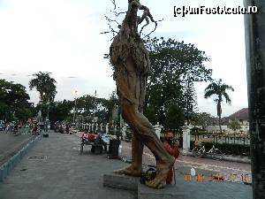 [P38] o statuie sculptata dintr-un trunchi de copac, si multi tineri pe bancile din centru » foto by andreea72
 - 
<span class="allrVoted glyphicon glyphicon-heart hidden" id="av501604"></span>
<a class="m-l-10 hidden" id="sv501604" onclick="voting_Foto_DelVot(,501604,16232)" role="button">șterge vot <span class="glyphicon glyphicon-remove"></span></a>
<a id="v9501604" class=" c-red"  onclick="voting_Foto_SetVot(501604)" role="button"><span class="glyphicon glyphicon-heart-empty"></span> <b>LIKE</b> = Votează poza</a> <img class="hidden"  id="f501604W9" src="/imagini/loader.gif" border="0" /><span class="AjErrMes hidden" id="e501604ErM"></span>