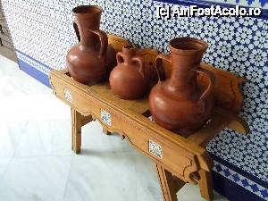 [P12] Detaliu ceramic, vasele despre care spuneam că sunt așezate în orificiile măsuței.  » foto by le_maitre
 - 
<span class="allrVoted glyphicon glyphicon-heart hidden" id="av502686"></span>
<a class="m-l-10 hidden" id="sv502686" onclick="voting_Foto_DelVot(,502686,16259)" role="button">șterge vot <span class="glyphicon glyphicon-remove"></span></a>
<a id="v9502686" class=" c-red"  onclick="voting_Foto_SetVot(502686)" role="button"><span class="glyphicon glyphicon-heart-empty"></span> <b>LIKE</b> = Votează poza</a> <img class="hidden"  id="f502686W9" src="/imagini/loader.gif" border="0" /><span class="AjErrMes hidden" id="e502686ErM"></span>