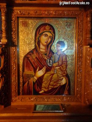 [P04] Mănăstirea Colilia, Paraclisul Sfântului Mare Mucenic Gheorghe: Iconostasul cu Icoana Maicii Domnului cu pruncul care a secretat mir în ziua de 10 decembrie 2010. În față se zărește fragmentul de acoperământpe care se spune că ar fi rămas imprimată urma tălpii Maicii Domnului.  » foto by mariana.olaru
 - 
<span class="allrVoted glyphicon glyphicon-heart hidden" id="av503239"></span>
<a class="m-l-10 hidden" id="sv503239" onclick="voting_Foto_DelVot(,503239,16273)" role="button">șterge vot <span class="glyphicon glyphicon-remove"></span></a>
<a id="v9503239" class=" c-red"  onclick="voting_Foto_SetVot(503239)" role="button"><span class="glyphicon glyphicon-heart-empty"></span> <b>LIKE</b> = Votează poza</a> <img class="hidden"  id="f503239W9" src="/imagini/loader.gif" border="0" /><span class="AjErrMes hidden" id="e503239ErM"></span>