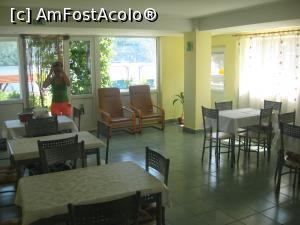 [P10] Vecinii nostri de camera si-au adus carne pentru gratare: 'Vai de capul meu, nici in concediu n-am scapat de gatit! '. (Sala de mese interioara)  » foto by dorgo
 - 
<span class="allrVoted glyphicon glyphicon-heart hidden" id="av942009"></span>
<a class="m-l-10 hidden" id="sv942009" onclick="voting_Foto_DelVot(,942009,16339)" role="button">șterge vot <span class="glyphicon glyphicon-remove"></span></a>
<a id="v9942009" class=" c-red"  onclick="voting_Foto_SetVot(942009)" role="button"><span class="glyphicon glyphicon-heart-empty"></span> <b>LIKE</b> = Votează poza</a> <img class="hidden"  id="f942009W9" src="/imagini/loader.gif" border="0" /><span class="AjErrMes hidden" id="e942009ErM"></span>