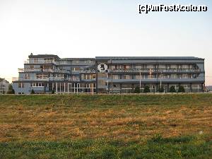 [P01] Hotelul pozat din campul din fata lui » foto by vulpe mihaela
 - 
<span class="allrVoted glyphicon glyphicon-heart hidden" id="av507114"></span>
<a class="m-l-10 hidden" id="sv507114" onclick="voting_Foto_DelVot(,507114,16341)" role="button">șterge vot <span class="glyphicon glyphicon-remove"></span></a>
<a id="v9507114" class=" c-red"  onclick="voting_Foto_SetVot(507114)" role="button"><span class="glyphicon glyphicon-heart-empty"></span> <b>LIKE</b> = Votează poza</a> <img class="hidden"  id="f507114W9" src="/imagini/loader.gif" border="0" /><span class="AjErrMes hidden" id="e507114ErM"></span>