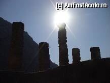 [P01] Coloanele de la templul lui Apollo, ceea ce s-a putut reconstitui. Poza in contralumina, la orele 10 a.m., cand soarele se iveste de dupa Parnass, varful ce strajuieste toata valea si de asemenea tot sit-ul arheologic » foto by Daniel trezitu
 - 
<span class="allrVoted glyphicon glyphicon-heart hidden" id="av5555"></span>
<a class="m-l-10 hidden" id="sv5555" onclick="voting_Foto_DelVot(,5555,16497)" role="button">șterge vot <span class="glyphicon glyphicon-remove"></span></a>
<a id="v95555" class=" c-red"  onclick="voting_Foto_SetVot(5555)" role="button"><span class="glyphicon glyphicon-heart-empty"></span> <b>LIKE</b> = Votează poza</a> <img class="hidden"  id="f5555W9" src="/imagini/loader.gif" border="0" /><span class="AjErrMes hidden" id="e5555ErM"></span>