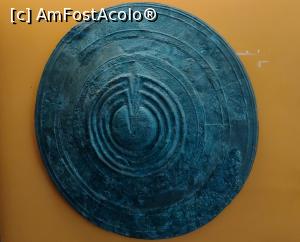[P15] Scut din bronz originar din Creta, cu reprezentare in relief. » foto by ovidiuyepi
 - 
<span class="allrVoted glyphicon glyphicon-heart hidden" id="av1320503"></span>
<a class="m-l-10 hidden" id="sv1320503" onclick="voting_Foto_DelVot(,1320503,16497)" role="button">șterge vot <span class="glyphicon glyphicon-remove"></span></a>
<a id="v91320503" class=" c-red"  onclick="voting_Foto_SetVot(1320503)" role="button"><span class="glyphicon glyphicon-heart-empty"></span> <b>LIKE</b> = Votează poza</a> <img class="hidden"  id="f1320503W9" src="/imagini/loader.gif" border="0" /><span class="AjErrMes hidden" id="e1320503ErM"></span>