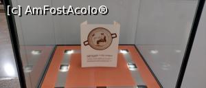 [P51] In aceasta vitrina se afla o coala din carton pe care scrie ,, cupa alba a lui Apollo facand o libatie”. Originalul se afla intr-un laborator pentru restaurare. » foto by ovidiuyepi
 - 
<span class="allrVoted glyphicon glyphicon-heart hidden" id="av1320579"></span>
<a class="m-l-10 hidden" id="sv1320579" onclick="voting_Foto_DelVot(,1320579,16497)" role="button">șterge vot <span class="glyphicon glyphicon-remove"></span></a>
<a id="v91320579" class=" c-red"  onclick="voting_Foto_SetVot(1320579)" role="button"><span class="glyphicon glyphicon-heart-empty"></span> <b>LIKE</b> = Votează poza</a> <img class="hidden"  id="f1320579W9" src="/imagini/loader.gif" border="0" /><span class="AjErrMes hidden" id="e1320579ErM"></span>