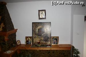 [P06] Livingul de la parterul corpului de clădire în care am fost cazați. Copie a icoanei făcătoare de minuni de la Mânăstirea Botiza.  » foto by ariciu*
 - 
<span class="allrVoted glyphicon glyphicon-heart hidden" id="av515790"></span>
<a class="m-l-10 hidden" id="sv515790" onclick="voting_Foto_DelVot(,515790,16584)" role="button">șterge vot <span class="glyphicon glyphicon-remove"></span></a>
<a id="v9515790" class=" c-red"  onclick="voting_Foto_SetVot(515790)" role="button"><span class="glyphicon glyphicon-heart-empty"></span> <b>LIKE</b> = Votează poza</a> <img class="hidden"  id="f515790W9" src="/imagini/loader.gif" border="0" /><span class="AjErrMes hidden" id="e515790ErM"></span>
