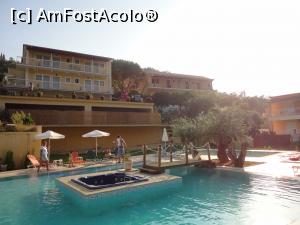 [P05] Piscina hotelului Niouris Marina, excelenta pentru copii si pentru relaxarea de dupa plaja. Fotografie din 2013 luna August » foto by livioarel*
 - 
<span class="allrVoted glyphicon glyphicon-heart hidden" id="av794954"></span>
<a class="m-l-10 hidden" id="sv794954" onclick="voting_Foto_DelVot(,794954,16610)" role="button">șterge vot <span class="glyphicon glyphicon-remove"></span></a>
<a id="v9794954" class=" c-red"  onclick="voting_Foto_SetVot(794954)" role="button"><span class="glyphicon glyphicon-heart-empty"></span> <b>LIKE</b> = Votează poza</a> <img class="hidden"  id="f794954W9" src="/imagini/loader.gif" border="0" /><span class="AjErrMes hidden" id="e794954ErM"></span>