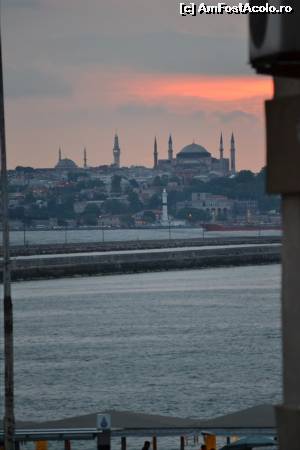 [P16] Vedere inspre Europa, de la geamul camerei, cu Aya Sofia in fundal. Stai in Asia, privesti Europa. Frumos, nu?  :)  » foto by TraianS
 - 
<span class="allrVoted glyphicon glyphicon-heart hidden" id="av518777"></span>
<a class="m-l-10 hidden" id="sv518777" onclick="voting_Foto_DelVot(,518777,16636)" role="button">șterge vot <span class="glyphicon glyphicon-remove"></span></a>
<a id="v9518777" class=" c-red"  onclick="voting_Foto_SetVot(518777)" role="button"><span class="glyphicon glyphicon-heart-empty"></span> <b>LIKE</b> = Votează poza</a> <img class="hidden"  id="f518777W9" src="/imagini/loader.gif" border="0" /><span class="AjErrMes hidden" id="e518777ErM"></span>