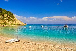 [P10] Plaja din Agios Nikitas nu este foarte mare. Aveti varianta cu plaja Milos, situata la 30 minute de mers pe jos din Agios Nikitas. » foto by Vlahos2003
 - 
<span class="allrVoted glyphicon glyphicon-heart hidden" id="av521079"></span>
<a class="m-l-10 hidden" id="sv521079" onclick="voting_Foto_DelVot(,521079,16694)" role="button">șterge vot <span class="glyphicon glyphicon-remove"></span></a>
<a id="v9521079" class=" c-red"  onclick="voting_Foto_SetVot(521079)" role="button"><span class="glyphicon glyphicon-heart-empty"></span> <b>LIKE</b> = Votează poza</a> <img class="hidden"  id="f521079W9" src="/imagini/loader.gif" border="0" /><span class="AjErrMes hidden" id="e521079ErM"></span>