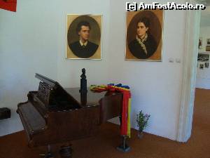 [P20] Ciprian, Berta, pianul și tricolorul - în acest colț este sintetizată metaforic întreaga existență a compozitorului.  » foto by Floryn81
 - 
<span class="allrVoted glyphicon glyphicon-heart hidden" id="av592087"></span>
<a class="m-l-10 hidden" id="sv592087" onclick="voting_Foto_DelVot(,592087,16986)" role="button">șterge vot <span class="glyphicon glyphicon-remove"></span></a>
<a id="v9592087" class=" c-red"  onclick="voting_Foto_SetVot(592087)" role="button"><span class="glyphicon glyphicon-heart-empty"></span> <b>LIKE</b> = Votează poza</a> <img class="hidden"  id="f592087W9" src="/imagini/loader.gif" border="0" /><span class="AjErrMes hidden" id="e592087ErM"></span>