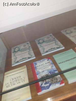 [P20] Cărţi despre Ciprian Porumbescu » foto by Michi
 - 
<span class="allrVoted glyphicon glyphicon-heart hidden" id="av1408570"></span>
<a class="m-l-10 hidden" id="sv1408570" onclick="voting_Foto_DelVot(,1408570,16986)" role="button">șterge vot <span class="glyphicon glyphicon-remove"></span></a>
<a id="v91408570" class=" c-red"  onclick="voting_Foto_SetVot(1408570)" role="button"><span class="glyphicon glyphicon-heart-empty"></span> <b>LIKE</b> = Votează poza</a> <img class="hidden"  id="f1408570W9" src="/imagini/loader.gif" border="0" /><span class="AjErrMes hidden" id="e1408570ErM"></span>
