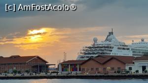 [P22] apus de soare si nave de croaziera » foto by Yolanda
 - 
<span class="allrVoted glyphicon glyphicon-heart hidden" id="av1392819"></span>
<a class="m-l-10 hidden" id="sv1392819" onclick="voting_Foto_DelVot(,1392819,17000)" role="button">șterge vot <span class="glyphicon glyphicon-remove"></span></a>
<a id="v91392819" class=" c-red"  onclick="voting_Foto_SetVot(1392819)" role="button"><span class="glyphicon glyphicon-heart-empty"></span> <b>LIKE</b> = Votează poza</a> <img class="hidden"  id="f1392819W9" src="/imagini/loader.gif" border="0" /><span class="AjErrMes hidden" id="e1392819ErM"></span>