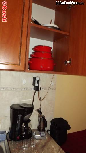[P10] Alături de vasele pentru prepararea mâncării, se află și un filtru de cafea.  » foto by Costi
 - 
<span class="allrVoted glyphicon glyphicon-heart hidden" id="av541380"></span>
<a class="m-l-10 hidden" id="sv541380" onclick="voting_Foto_DelVot(,541380,17090)" role="button">șterge vot <span class="glyphicon glyphicon-remove"></span></a>
<a id="v9541380" class=" c-red"  onclick="voting_Foto_SetVot(541380)" role="button"><span class="glyphicon glyphicon-heart-empty"></span> <b>LIKE</b> = Votează poza</a> <img class="hidden"  id="f541380W9" src="/imagini/loader.gif" border="0" /><span class="AjErrMes hidden" id="e541380ErM"></span>