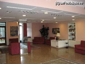 [P14] Sala de lectura a hotelului BW Europa din Riva del Garda » foto by vlado2
 - 
<span class="allrVoted glyphicon glyphicon-heart hidden" id="av549178"></span>
<a class="m-l-10 hidden" id="sv549178" onclick="voting_Foto_DelVot(,549178,17313)" role="button">șterge vot <span class="glyphicon glyphicon-remove"></span></a>
<a id="v9549178" class=" c-red"  onclick="voting_Foto_SetVot(549178)" role="button"><span class="glyphicon glyphicon-heart-empty"></span> <b>LIKE</b> = Votează poza</a> <img class="hidden"  id="f549178W9" src="/imagini/loader.gif" border="0" /><span class="AjErrMes hidden" id="e549178ErM"></span>