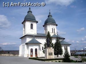 [P21] Huși - Catedrala Episcopală, statuia lui Ștefan cel Mare înainte de a fi mascată de altarul de vară. » foto by iulianic <span class="label label-default labelC_thin small">NEVOTABILĂ</span>