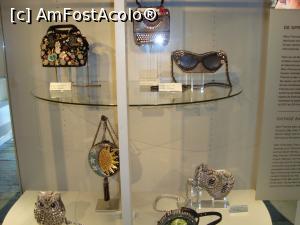 [P03] Expozitie temporara -Margelele merg mai departe -admir o poseta sub forma de bufnita, de ochelari, de telefon.  » foto by mireille
 - 
<span class="allrVoted glyphicon glyphicon-heart hidden" id="av818556"></span>
<a class="m-l-10 hidden" id="sv818556" onclick="voting_Foto_DelVot(,818556,17324)" role="button">șterge vot <span class="glyphicon glyphicon-remove"></span></a>
<a id="v9818556" class=" c-red"  onclick="voting_Foto_SetVot(818556)" role="button"><span class="glyphicon glyphicon-heart-empty"></span> <b>LIKE</b> = Votează poza</a> <img class="hidden"  id="f818556W9" src="/imagini/loader.gif" border="0" /><span class="AjErrMes hidden" id="e818556ErM"></span>