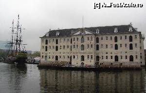 [P01] Cladirea solida a muzeului nu este ocupata complet. Iesind din atrium pe o usa opusa intrarii principale se ajunge pe un debarcader de unde se viziteaza Barca regala si replica corabiei Amsterdam » foto by Radu Tudoran
 - 
<span class="allrVoted glyphicon glyphicon-heart hidden" id="av693588"></span>
<a class="m-l-10 hidden" id="sv693588" onclick="voting_Foto_DelVot(,693588,17324)" role="button">șterge vot <span class="glyphicon glyphicon-remove"></span></a>
<a id="v9693588" class=" c-red"  onclick="voting_Foto_SetVot(693588)" role="button"><span class="glyphicon glyphicon-heart-empty"></span> <b>LIKE</b> = Votează poza</a> <img class="hidden"  id="f693588W9" src="/imagini/loader.gif" border="0" /><span class="AjErrMes hidden" id="e693588ErM"></span>