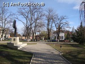 [P17] Dincolo de acest părculeț se poate observa ”Biserica Banului”. Lăcașul de cult datează din anul 1571 și a fost construit pe locul unei biserici mai vechi. Am prezentat deja obiectivul într-un articol separat.  » foto by Floryn81
 - 
<span class="allrVoted glyphicon glyphicon-heart hidden" id="av820095"></span>
<a class="m-l-10 hidden" id="sv820095" onclick="voting_Foto_DelVot(,820095,17366)" role="button">șterge vot <span class="glyphicon glyphicon-remove"></span></a>
<a id="v9820095" class=" c-red"  onclick="voting_Foto_SetVot(820095)" role="button"><span class="glyphicon glyphicon-heart-empty"></span> <b>LIKE</b> = Votează poza</a> <img class="hidden"  id="f820095W9" src="/imagini/loader.gif" border="0" /><span class="AjErrMes hidden" id="e820095ErM"></span>