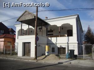 [P20] În apropiere, pe strada Războieni, se află cea mai veche casă din Buzău – este vorba despre Casa ”Vergu-Mănăilă” (atestată documentar în anul 1794).  » foto by Floryn81
 - 
<span class="allrVoted glyphicon glyphicon-heart hidden" id="av820098"></span>
<a class="m-l-10 hidden" id="sv820098" onclick="voting_Foto_DelVot(,820098,17366)" role="button">șterge vot <span class="glyphicon glyphicon-remove"></span></a>
<a id="v9820098" class=" c-red"  onclick="voting_Foto_SetVot(820098)" role="button"><span class="glyphicon glyphicon-heart-empty"></span> <b>LIKE</b> = Votează poza</a> <img class="hidden"  id="f820098W9" src="/imagini/loader.gif" border="0" /><span class="AjErrMes hidden" id="e820098ErM"></span>