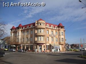 [P24] În zona gării se află hotelul Bucegi, o altă unitate de cazare veche din orașul Buzău. Dramaturgul I.L. Caragiale a trăit pentru un an în această zonă a Buzăului, unde a concesionat în anul 1894 un restaurant alături de cumnatul său, Teodor Duțescu-Duță. » foto by Floryn81
 - 
<span class="allrVoted glyphicon glyphicon-heart hidden" id="av820102"></span>
<a class="m-l-10 hidden" id="sv820102" onclick="voting_Foto_DelVot(,820102,17366)" role="button">șterge vot <span class="glyphicon glyphicon-remove"></span></a>
<a id="v9820102" class=" c-red"  onclick="voting_Foto_SetVot(820102)" role="button"><span class="glyphicon glyphicon-heart-empty"></span> <b>LIKE</b> = Votează poza</a> <img class="hidden"  id="f820102W9" src="/imagini/loader.gif" border="0" /><span class="AjErrMes hidden" id="e820102ErM"></span>