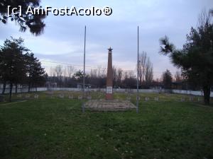 [P33] În apropiere se află un cimitir mai mic unde își dorm somnul de veci soldații sovietici care și-au pierdut viața pe aceste meleaguri în timpul celui de-Al Doilea Război Mondial.  » foto by Floryn81
 - 
<span class="allrVoted glyphicon glyphicon-heart hidden" id="av820111"></span>
<a class="m-l-10 hidden" id="sv820111" onclick="voting_Foto_DelVot(,820111,17366)" role="button">șterge vot <span class="glyphicon glyphicon-remove"></span></a>
<a id="v9820111" class=" c-red"  onclick="voting_Foto_SetVot(820111)" role="button"><span class="glyphicon glyphicon-heart-empty"></span> <b>LIKE</b> = Votează poza</a> <img class="hidden"  id="f820111W9" src="/imagini/loader.gif" border="0" /><span class="AjErrMes hidden" id="e820111ErM"></span>