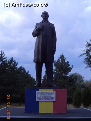 [P14] Statuia lui Alexandru Marghiloman din preajma Vilei Albatros » foto by Yersinia Pestis
 - 
<span class="allrVoted glyphicon glyphicon-heart hidden" id="av973194"></span>
<a class="m-l-10 hidden" id="sv973194" onclick="voting_Foto_DelVot(,973194,17366)" role="button">șterge vot <span class="glyphicon glyphicon-remove"></span></a>
<a id="v9973194" class=" c-red"  onclick="voting_Foto_SetVot(973194)" role="button"><span class="glyphicon glyphicon-heart-empty"></span> <b>LIKE</b> = Votează poza</a> <img class="hidden"  id="f973194W9" src="/imagini/loader.gif" border="0" /><span class="AjErrMes hidden" id="e973194ErM"></span>