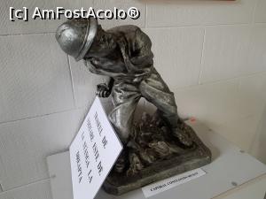 [P11] Statuetă care-l înfățișează pe caporalul Mușat, eroul care a ales să arunce grenade cu singurul braț rămas. A murit apoi pe câmpul de bătălie. » foto by Floryn81
 - 
<span class="allrVoted glyphicon glyphicon-heart hidden" id="av1216287"></span>
<a class="m-l-10 hidden" id="sv1216287" onclick="voting_Foto_DelVot(,1216287,17409)" role="button">șterge vot <span class="glyphicon glyphicon-remove"></span></a>
<a id="v91216287" class=" c-red"  onclick="voting_Foto_SetVot(1216287)" role="button"><span class="glyphicon glyphicon-heart-empty"></span> <b>LIKE</b> = Votează poza</a> <img class="hidden"  id="f1216287W9" src="/imagini/loader.gif" border="0" /><span class="AjErrMes hidden" id="e1216287ErM"></span>