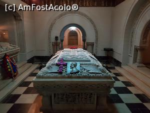 [P18] <strong>Sarcofagul lui Alexandru Averescu</strong>, cel care a fost comandantul Armatei a II-a române pe frontul de la Mărăști. » foto by Floryn81
 - 
<span class="allrVoted glyphicon glyphicon-heart hidden" id="av1216294"></span>
<a class="m-l-10 hidden" id="sv1216294" onclick="voting_Foto_DelVot(,1216294,17409)" role="button">șterge vot <span class="glyphicon glyphicon-remove"></span></a>
<a id="v91216294" class=" c-red"  onclick="voting_Foto_SetVot(1216294)" role="button"><span class="glyphicon glyphicon-heart-empty"></span> <b>LIKE</b> = Votează poza</a> <img class="hidden"  id="f1216294W9" src="/imagini/loader.gif" border="0" /><span class="AjErrMes hidden" id="e1216294ErM"></span>