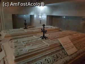[P20] În lateral, au fost amplasate sarcofagele generalilor: Nicolae Arghirescu (1864 - 1919), comandantul Diviziei a VI-a; Arthur Văitoianu (1864 - 1957), comandantul Corpului I al Armatei a II-a române; Alexandru Mărgineanu (1871 - 1935), comandantul Diviziei a III-a pe frontul de la Mărăști. » foto by Floryn81
 - 
<span class="allrVoted glyphicon glyphicon-heart hidden" id="av1216296"></span>
<a class="m-l-10 hidden" id="sv1216296" onclick="voting_Foto_DelVot(,1216296,17409)" role="button">șterge vot <span class="glyphicon glyphicon-remove"></span></a>
<a id="v91216296" class=" c-red"  onclick="voting_Foto_SetVot(1216296)" role="button"><span class="glyphicon glyphicon-heart-empty"></span> <b>LIKE</b> = Votează poza</a> <img class="hidden"  id="f1216296W9" src="/imagini/loader.gif" border="0" /><span class="AjErrMes hidden" id="e1216296ErM"></span>