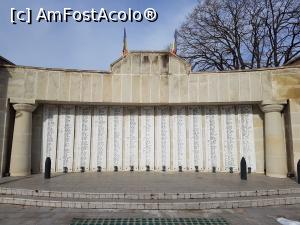 [P27] Între cei doi stâlpi care susțin basoreliefurile se află un perete unde sunt amplasate 15 plăci din marmură, pe care sunt înscrise numele eroilor și ale regimentelor care au participat la bătălia de la Mărăști. » foto by Floryn81
 - 
<span class="allrVoted glyphicon glyphicon-heart hidden" id="av1216303"></span>
<a class="m-l-10 hidden" id="sv1216303" onclick="voting_Foto_DelVot(,1216303,17409)" role="button">șterge vot <span class="glyphicon glyphicon-remove"></span></a>
<a id="v91216303" class=" c-red"  onclick="voting_Foto_SetVot(1216303)" role="button"><span class="glyphicon glyphicon-heart-empty"></span> <b>LIKE</b> = Votează poza</a> <img class="hidden"  id="f1216303W9" src="/imagini/loader.gif" border="0" /><span class="AjErrMes hidden" id="e1216303ErM"></span>