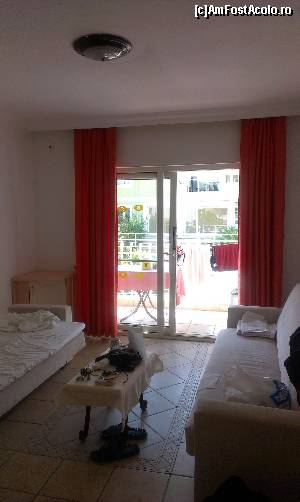 [P04] Camera de la intrare, foto realizată dinspre ușă spre balcon.  » foto by bibilulu
 - 
<span class="allrVoted glyphicon glyphicon-heart hidden" id="av553845"></span>
<a class="m-l-10 hidden" id="sv553845" onclick="voting_Foto_DelVot(,553845,17432)" role="button">șterge vot <span class="glyphicon glyphicon-remove"></span></a>
<a id="v9553845" class=" c-red"  onclick="voting_Foto_SetVot(553845)" role="button"><span class="glyphicon glyphicon-heart-empty"></span> <b>LIKE</b> = Votează poza</a> <img class="hidden"  id="f553845W9" src="/imagini/loader.gif" border="0" /><span class="AjErrMes hidden" id="e553845ErM"></span>