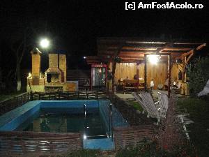[P01] Spatiul amenajat in spatele curtii, in ansamblu, cu piscina, gratar si terasa. Se pot observa si scaunele despre care am vorbit.  » foto by ioana.190192
 - 
<span class="allrVoted glyphicon glyphicon-heart hidden" id="av561652"></span>
<a class="m-l-10 hidden" id="sv561652" onclick="voting_Foto_DelVot(,561652,17556)" role="button">șterge vot <span class="glyphicon glyphicon-remove"></span></a>
<a id="v9561652" class=" c-red"  onclick="voting_Foto_SetVot(561652)" role="button"><span class="glyphicon glyphicon-heart-empty"></span> <b>LIKE</b> = Votează poza</a> <img class="hidden"  id="f561652W9" src="/imagini/loader.gif" border="0" /><span class="AjErrMes hidden" id="e561652ErM"></span>