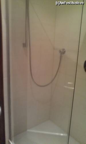 [P11] Cabina de dus » foto by AleDia
 - 
<span class="allrVoted glyphicon glyphicon-heart hidden" id="av564079"></span>
<a class="m-l-10 hidden" id="sv564079" onclick="voting_Foto_DelVot(,564079,17588)" role="button">șterge vot <span class="glyphicon glyphicon-remove"></span></a>
<a id="v9564079" class=" c-red"  onclick="voting_Foto_SetVot(564079)" role="button"><span class="glyphicon glyphicon-heart-empty"></span> <b>LIKE</b> = Votează poza</a> <img class="hidden"  id="f564079W9" src="/imagini/loader.gif" border="0" /><span class="AjErrMes hidden" id="e564079ErM"></span>
