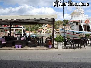 [P05] Ins. Meganissi. Portulețul Vathi. Sunt câteva tavern placate.  » foto by ebirsan
 - 
<span class="allrVoted glyphicon glyphicon-heart hidden" id="av473979"></span>
<a class="m-l-10 hidden" id="sv473979" onclick="voting_Foto_DelVot(,473979,17593)" role="button">șterge vot <span class="glyphicon glyphicon-remove"></span></a>
<a id="v9473979" class=" c-red"  onclick="voting_Foto_SetVot(473979)" role="button"><span class="glyphicon glyphicon-heart-empty"></span> <b>LIKE</b> = Votează poza</a> <img class="hidden"  id="f473979W9" src="/imagini/loader.gif" border="0" /><span class="AjErrMes hidden" id="e473979ErM"></span>