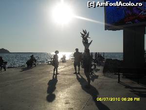 [P19] Faleza din fata hotelului la asfintit.  » foto by calatorul
 - 
<span class="allrVoted glyphicon glyphicon-heart hidden" id="av682369"></span>
<a class="m-l-10 hidden" id="sv682369" onclick="voting_Foto_DelVot(,682369,17620)" role="button">șterge vot <span class="glyphicon glyphicon-remove"></span></a>
<a id="v9682369" class=" c-red"  onclick="voting_Foto_SetVot(682369)" role="button"><span class="glyphicon glyphicon-heart-empty"></span> <b>LIKE</b> = Votează poza</a> <img class="hidden"  id="f682369W9" src="/imagini/loader.gif" border="0" /><span class="AjErrMes hidden" id="e682369ErM"></span>
