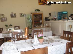[P23] Restaurantul » foto by Michi
 - 
<span class="allrVoted glyphicon glyphicon-heart hidden" id="av567052"></span>
<a class="m-l-10 hidden" id="sv567052" onclick="voting_Foto_DelVot(,567052,17646)" role="button">șterge vot <span class="glyphicon glyphicon-remove"></span></a>
<a id="v9567052" class=" c-red"  onclick="voting_Foto_SetVot(567052)" role="button"><span class="glyphicon glyphicon-heart-empty"></span> <b>LIKE</b> = Votează poza</a> <img class="hidden"  id="f567052W9" src="/imagini/loader.gif" border="0" /><span class="AjErrMes hidden" id="e567052ErM"></span>