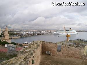 [P12] Sus pe zidurile Castelului San Carlos, cu o vedere perfecta asupra Farului, a actualului Port Maritim cat si a unei parti din sudul Palmei de Mallorca.  » foto by AnAlina*
 - 
<span class="allrVoted glyphicon glyphicon-heart hidden" id="av483036"></span>
<a class="m-l-10 hidden" id="sv483036" onclick="voting_Foto_DelVot(,483036,17664)" role="button">șterge vot <span class="glyphicon glyphicon-remove"></span></a>
<a id="v9483036" class=" c-red"  onclick="voting_Foto_SetVot(483036)" role="button"><span class="glyphicon glyphicon-heart-empty"></span> <b>LIKE</b> = Votează poza</a> <img class="hidden"  id="f483036W9" src="/imagini/loader.gif" border="0" /><span class="AjErrMes hidden" id="e483036ErM"></span>