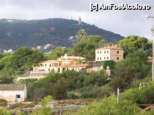 [P20] Palatul Marivent si in zare, undeva sus, punctul de belvedere Na Burguesa. Noroc cu zoom-ul asta de la aparatele foto.  :)  » foto by AnAlina*
 - 
<span class="allrVoted glyphicon glyphicon-heart hidden" id="av483044"></span>
<a class="m-l-10 hidden" id="sv483044" onclick="voting_Foto_DelVot(,483044,17664)" role="button">șterge vot <span class="glyphicon glyphicon-remove"></span></a>
<a id="v9483044" class=" c-red"  onclick="voting_Foto_SetVot(483044)" role="button"><span class="glyphicon glyphicon-heart-empty"></span> <b>LIKE</b> = Votează poza</a> <img class="hidden"  id="f483044W9" src="/imagini/loader.gif" border="0" /><span class="AjErrMes hidden" id="e483044ErM"></span>