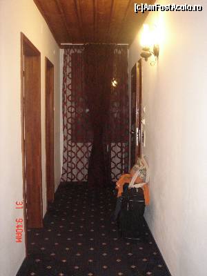 [P22] Holul apartamentului, privit dinspre living; in stanga, usile de la dormitor si baie » foto by crismis
 - 
<span class="allrVoted glyphicon glyphicon-heart hidden" id="av574157"></span>
<a class="m-l-10 hidden" id="sv574157" onclick="voting_Foto_DelVot(,574157,17717)" role="button">șterge vot <span class="glyphicon glyphicon-remove"></span></a>
<a id="v9574157" class=" c-red"  onclick="voting_Foto_SetVot(574157)" role="button"><span class="glyphicon glyphicon-heart-empty"></span> <b>LIKE</b> = Votează poza</a> <img class="hidden"  id="f574157W9" src="/imagini/loader.gif" border="0" /><span class="AjErrMes hidden" id="e574157ErM"></span>